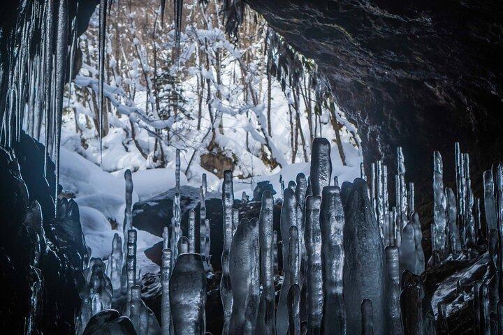 Tour con raquetas de nieve por la cueva de hielo de bambú en Noboribetsu