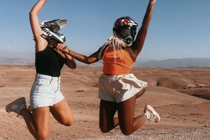 Pacchetto famiglia nel deserto di Agafay: giro in quad e cammello, cena con spettacolo