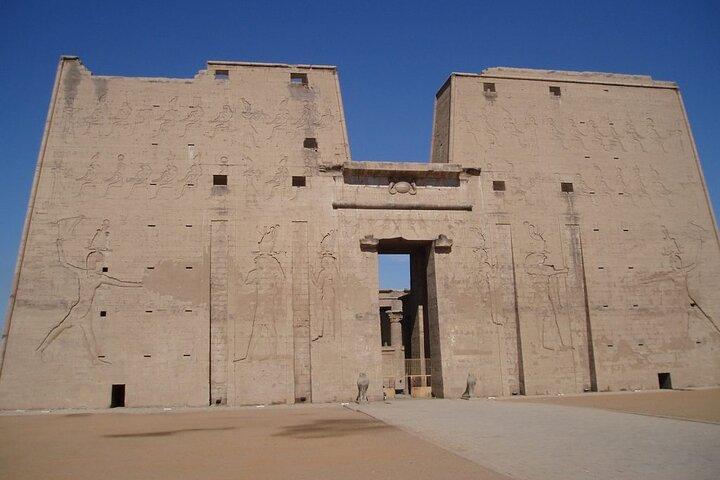 ルクソールからアスワンに移動し、エドフ・コム・オンボ寺院に立ち寄ります