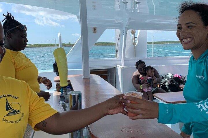 Croisière de luxe en catamaran : Sirotez, naviguez, plongez et nagez avec des cochons !