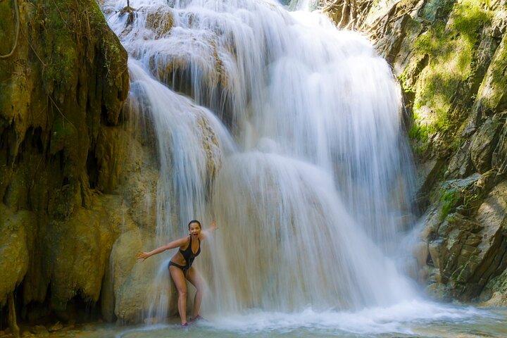 Heldags Erawan-vandfaldet og River Kwai privat guidet tur
