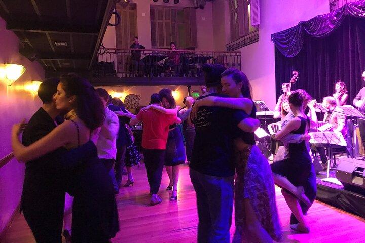 L'alternative au dîner-spectacle. Vivez le Tango comme un local !