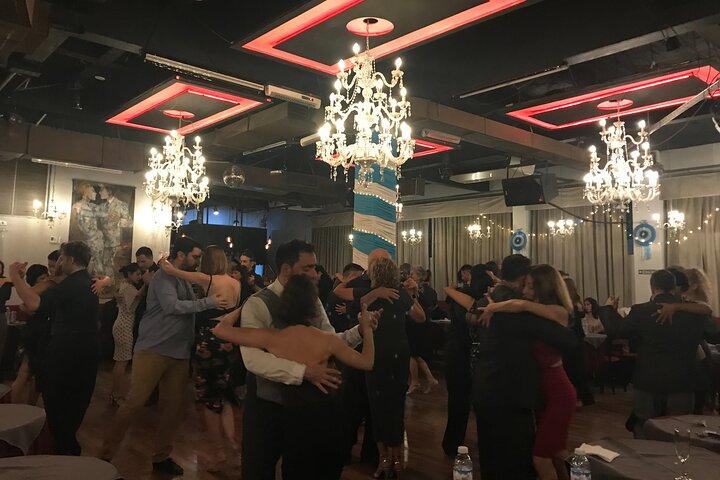 La alternativa a una cena espectáculo. ¡Experimenta el tango como un local!