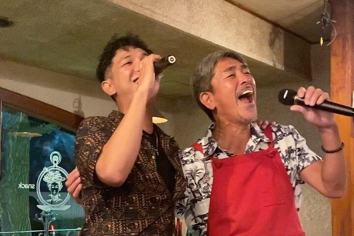 東京・原宿のナイトパブで地元民と楽しむスナック＆カラオケ