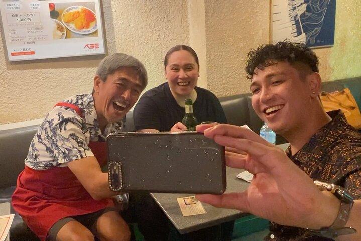 東京・原宿のナイトパブで地元民と楽しむスナック＆カラオケ
