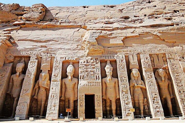 Tour privato di un giorno ai templi di Abu Simbel e Nefertari da Assuan