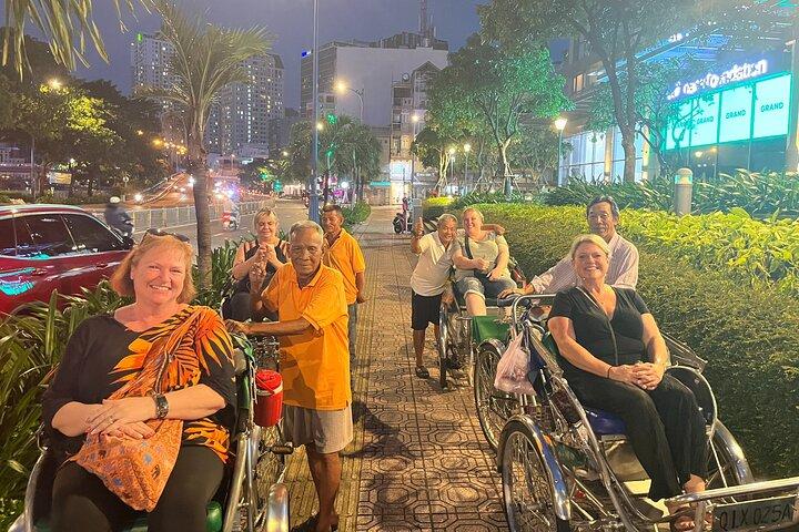 Descoberta privada de comida de rua por Cyclo à noite em Ho Chi Minh