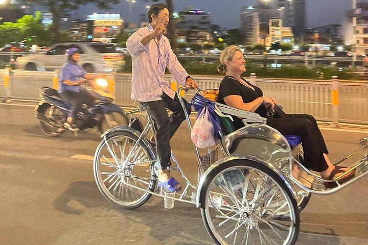 Descoberta privada de comida de rua por Cyclo à noite em Ho Chi Minh