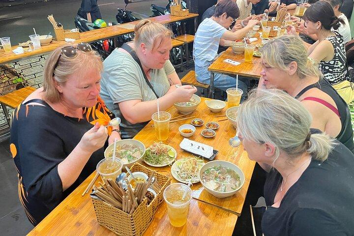 Descoberta privada de comida de rua por Cyclo à noite em Ho Chi Minh