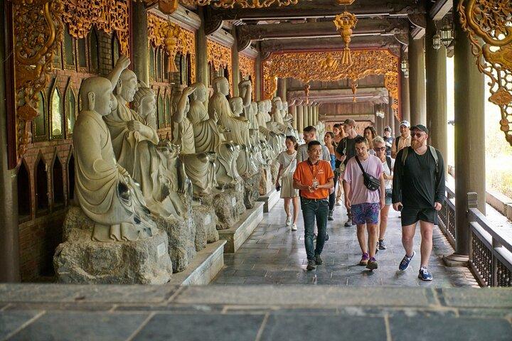 ニンビン日帰り旅行：バイディンチャンアンムア洞窟、ビュッフェ、ボート、バス