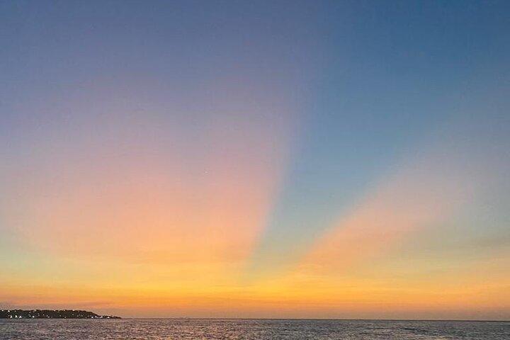 Cartagena: Festa de barco ao pôr do sol, restaurante caribenho e passeio pelo Getsêmani