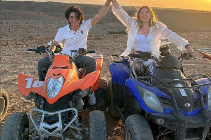 Pacchetto famiglia nel deserto di Agafay: giro in quad e cammello, cena con spettacolo