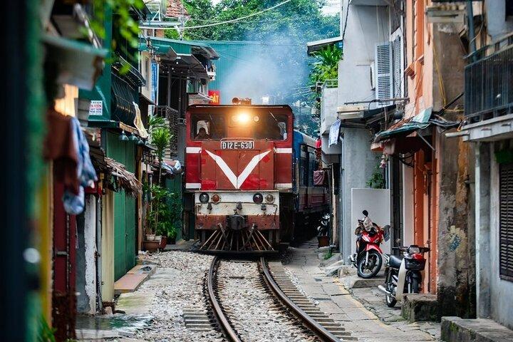 Walking Street Food-tour in Hanoi en Train Street