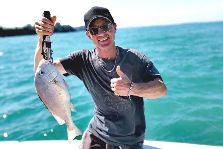 Junte-se à pesca de iate nas ilhas do sul de Cingapura