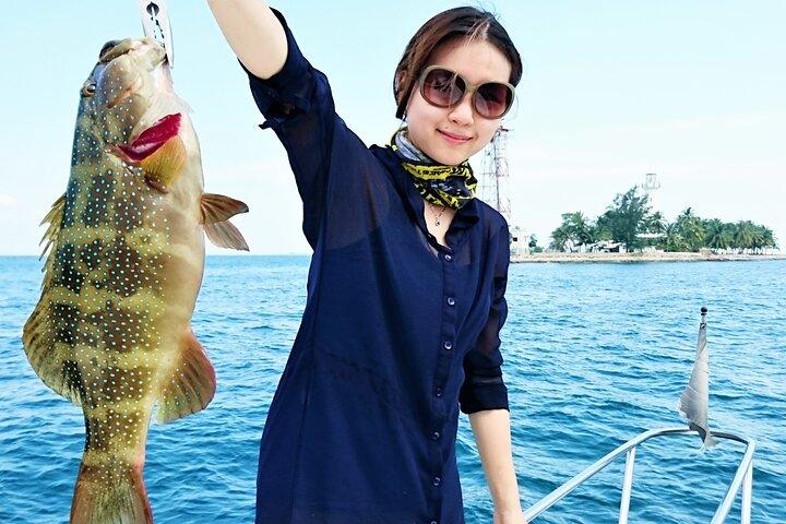 Junte-se à pesca de iate nas ilhas do sul de Cingapura