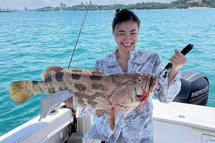 Junte-se à pesca de iate nas ilhas do sul de Cingapura