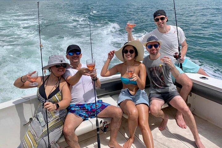 Junte-se à pesca de iate nas ilhas do sul de Cingapura