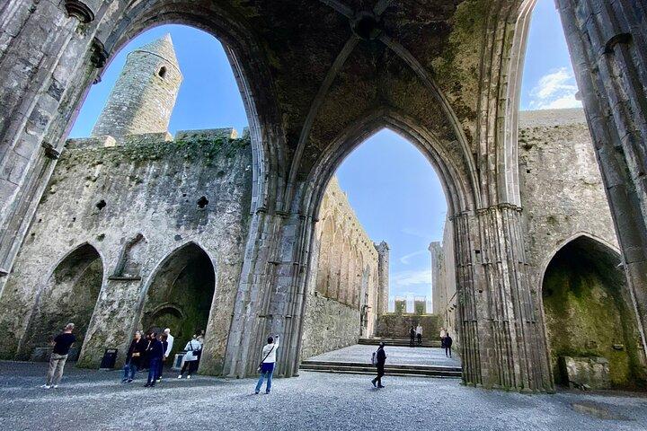 Excursión privada de un día al castillo Rock of Cashel Cahir desde Dublín con picnic