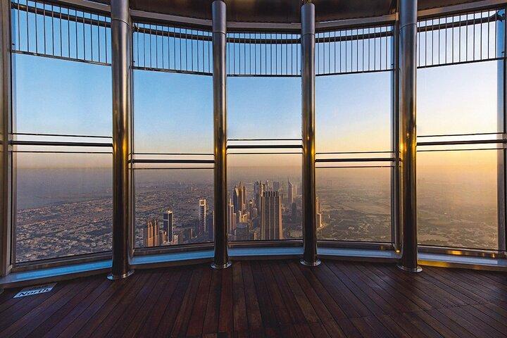 Disfrute del almuerzo o la cena en Burj Khalifa con entradas