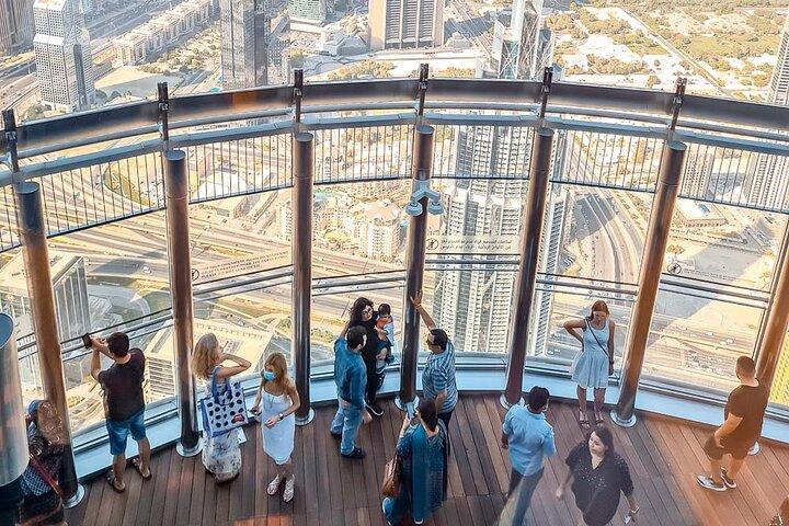 Disfrute del almuerzo o la cena en Burj Khalifa con entradas