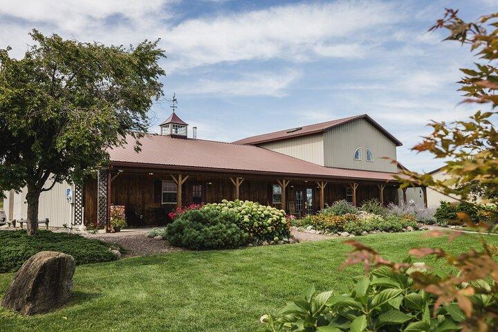 Degustação compartilhada de vinhos, chocolates e queijos no Lago Conesus