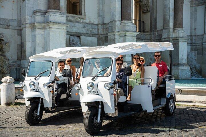 Visite privée de Rome en Tuktuk électrique avec prosecco et pick-up