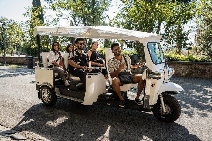 Visite privée de Rome en Tuktuk électrique avec prosecco et pick-up