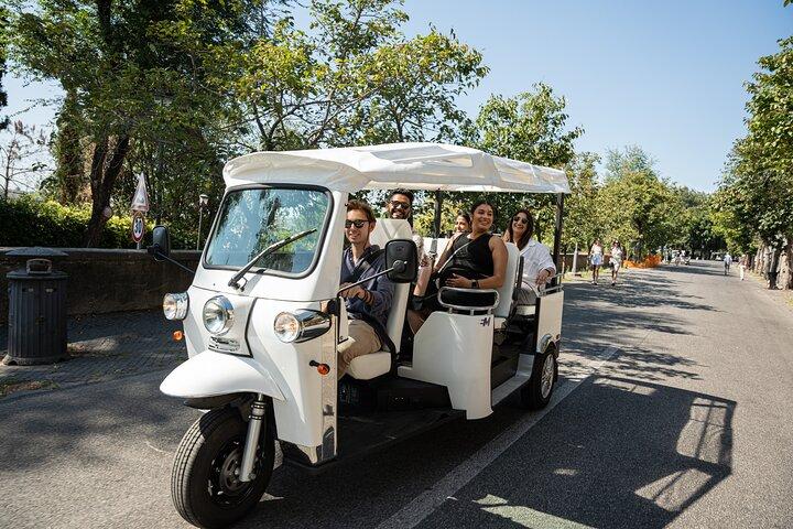 Visite privée de Rome en Tuktuk électrique avec prosecco et pick-up