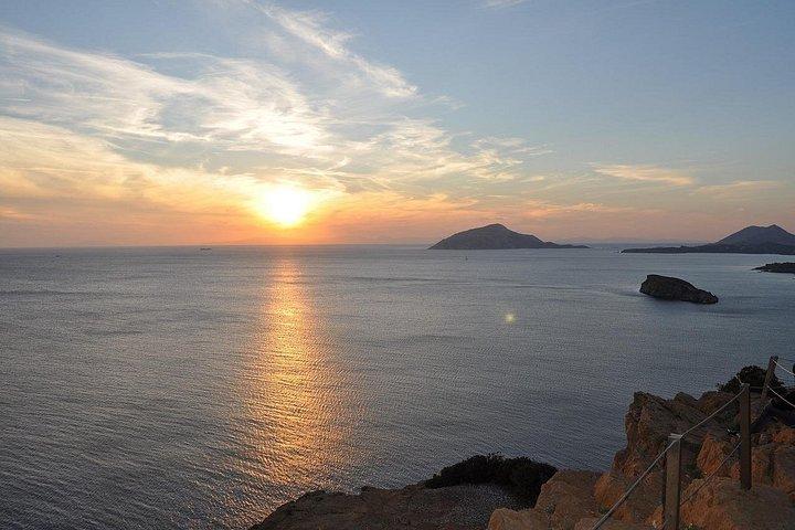 星空の下のアテネ リカベトス山からの夕日と夜景