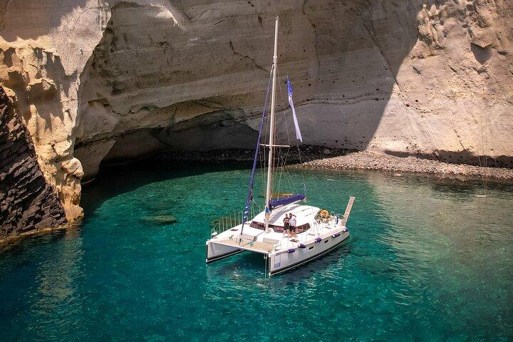 Catamarán Día Completo de Milos y Poliegos con Almuerzo y Barbacoa