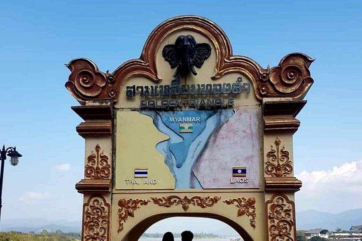 チェンマイ発、チェンライの有名な寺院とゴールデン トライアングル ツアー