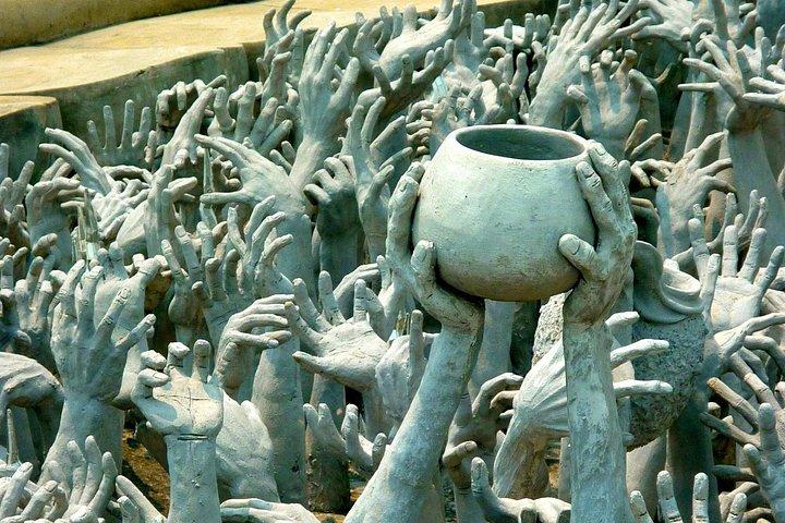 チェンマイ発、チェンライの有名な寺院とゴールデン トライアングル ツアー