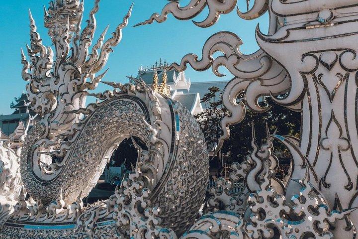 チェンマイ発、チェンライの有名な寺院とゴールデン トライアングル ツアー