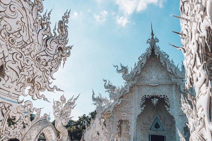 チェンマイ発、チェンライの有名な寺院とゴールデン トライアングル ツアー