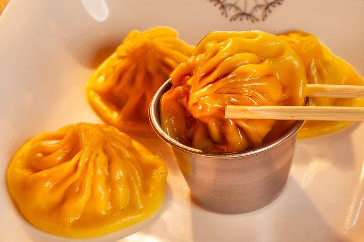 歴史あるフォルモサ カフェでの食べ物と飲み物のテイスティング