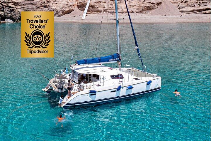 Catamarã dia inteiro de milos e poliegos com almoço e churrasco