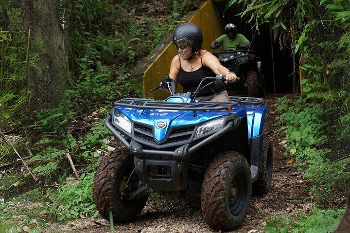 Offroad-ATV-Abenteuer mit Wandklettern