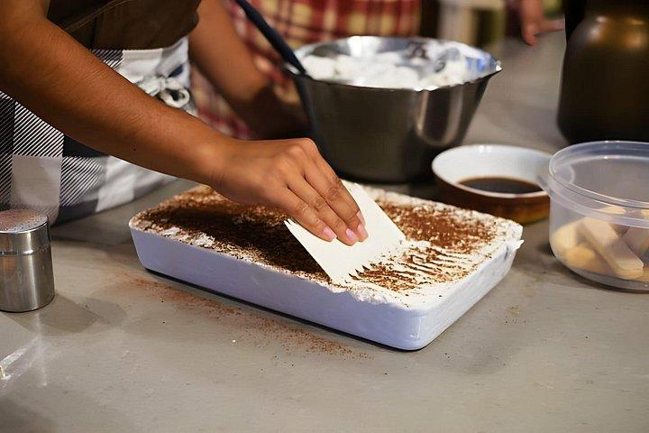 アマルフィ：ワインを使った生パスタ、モッツァレラチーズ、ティラミス作り