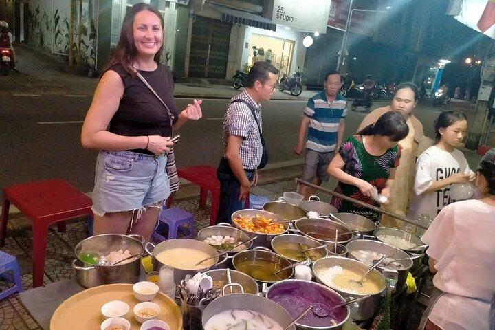 Hue Street Food On Foot (Viaje diario – Tour en grupo | 12 pax max)