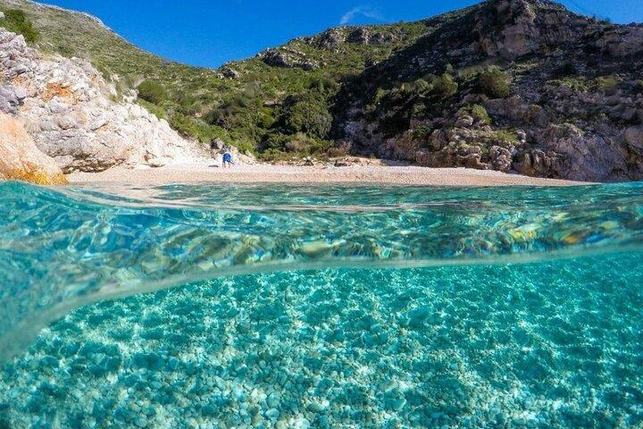 Esplora la baia di Valona: l'isola di Sazani e la penisola di Karaburun da Tirana