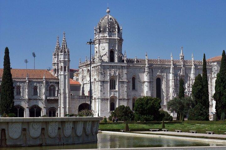 Easy Sintra and Lisbon Sightseeing Tour with Private Guide