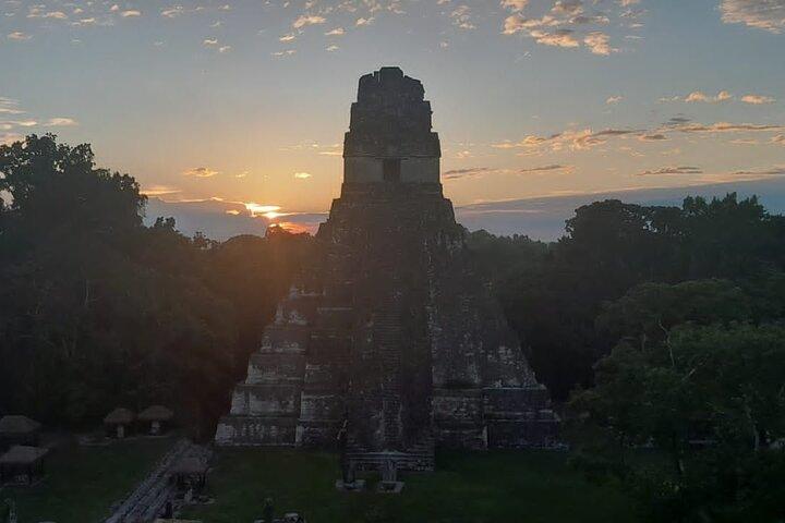 Ganztägige Tikal-Sonnenaufgangstour ab Flores und archäologische Tour