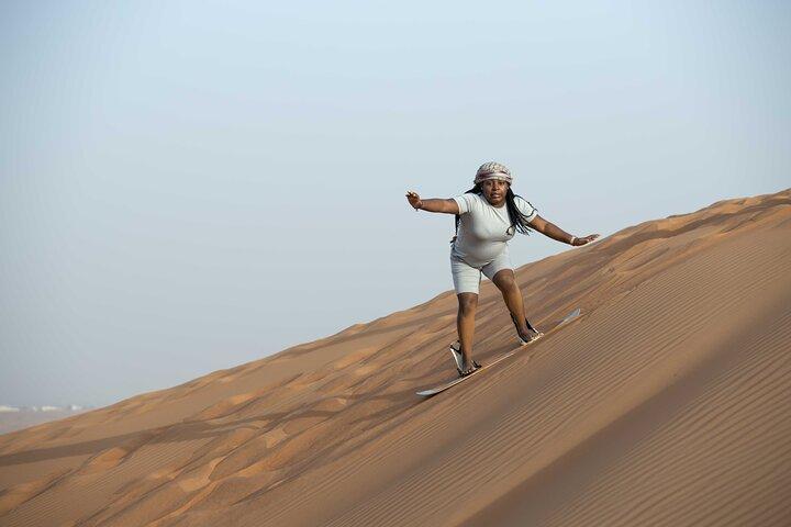 Sand boarding Promenade à dos de chameau et 1 heure de VTT dans les dunes rouges de Lahbab à Dubaï