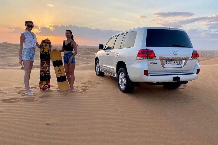 Abu Dhabi: 4-stündige Morgensafari mit Kamelritt und Sandboarding