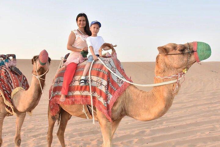 Abu Dhabi: 4-stündige Morgensafari mit Kamelritt und Sandboarding