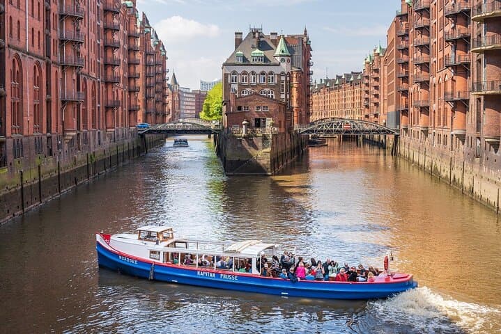 Large XXL harbor tour for 2 hours of experiencing the Elbe
