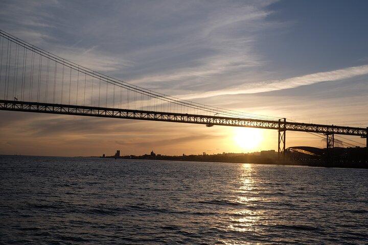 Lisbon: Private Relaxing Sunset Tour along the Tagus River