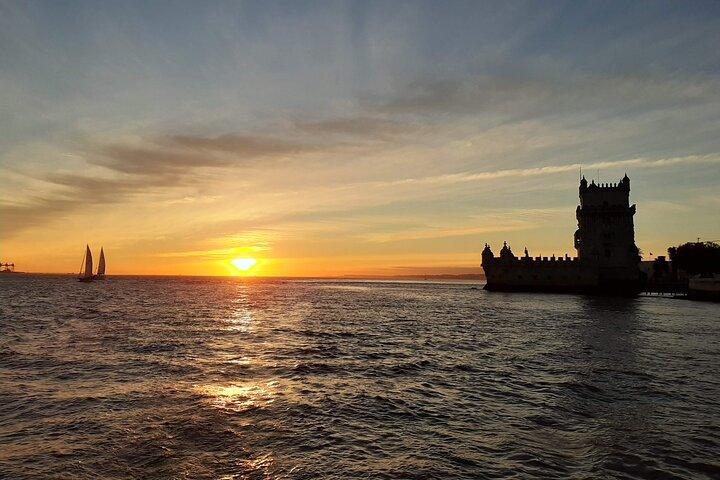 Lisbon: Private Relaxing Sunset Tour along the Tagus River