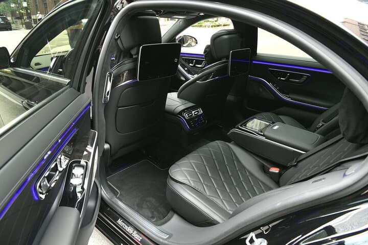 Hourly Disposal Service in Paris: Private Driver by Luxury Car