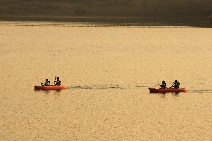 Erleben Sie SUP- oder Kajaktour mit einem Guide in Tuyen Lam Lake